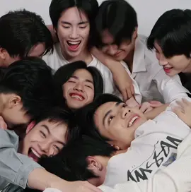 2คนนี้ร้องไห้หนักมาก ทุกคนช่วยดันปลอบใหญ่เลย อยากจะบอกว่าเก่งกันมากๆนะ เติบโตด้วยกันไปนานๆนะ🍀 @HEART BUS @KHUNPOL BUS 💖~🚌🌈 #busbecauseofyouishines 