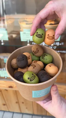 SNSで大人気の5種類入った可愛すぎるベビーカステラ 食べるのがもったいないぐらい可愛いベビーカステラが5種類(プレーン･チョコ･抹茶･チョコチップ･アールグレイ)同時に食べる事ができる！ ここのカステラは程良い甘さで冷めてもふんわりしっとりした食感が特徴。 常温で4日、冷凍で約1ヶ月保存できるので大阪のお土産にもオススメ！ 《今回注文したお料理》 5レンジャー(30個入) 1700円 《店名》カステラのあかちゃん 《住所》大阪府大阪市城東区関目1-18-10 サンライズ関目3号館 1F 《営業時間》11時から20時 《定休日》不定休 《来店時間》土曜12時ごろ 《待ち時間》なし 《予約》可(LINEにて予約可) 《駐車場》なし #大阪グルメ #大阪スイーツ #japanesefood #tiktokfood  5 types of super cute baby castella that are very popular on SNS You can eat 5 types of baby castella (plain, chocolate, matcha, chocolate chip, Earl Grey) at the same time, which are so cute that it's a shame to eat them! The castella here is moderately sweet and has a fluffy and moist texture even when cooled! It can be stored at room temperature for 4 days and in the freezer for about 1 month, so it's also recommended as a souvenir from Osaka! 《Food ordered this time》 5 Ranger (30 pieces) 1700yen 《Store name》Castella no Akachan 《Address》1-18-10 Sekime, Joto-ku, Osaka City, Osaka Prefecture, Sunrise Sekime 3rd Building 1F 《Business hours》11:00-20:00 《Closed days》Irregular holidays 《Visiting time》Saturdays around 12:00 《Waiting time》None 《Reservations》Available (Reservations can be made via LINE) 《Parking》None