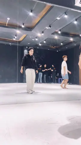 #dkdancestudio #tiktokvietnam #tiktokgiaitri #choreography #tiktokdance #streetwomfighter thích bài nì của cô Shin , bây h mới nhảy lại đc ( Dc : @ShinLuucifer ) 
