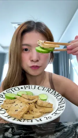 มื้อเย็นทำง่ายใช้วัตถุดิบน้อย เต้าหู้ย่างซีอิ๊ว เต้าหู้นุ่มอร่อยมากก 🍄‍🟫🥒 #กินตามtiktok #รู้จากtiktok #tiktokfood #TikTokกินเที่ยว #ห้องครัวtiktok #tiktokuni #อาหารคลีน #healthyfood #อาหารเพื่อสุขภาพ 