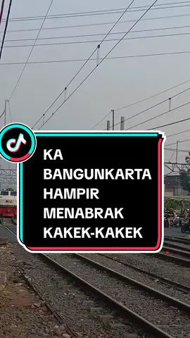 KA 123 BANGUNTIDUR HAMPIR MENEMPER ORANG DIPERLINTASAN JPL 30 PASAR SENEN GOOD JOB FOR PKD PASAR SENEN🔥🔥😍 #kai #kai121 #kabangunkarta #cc2030204mn🔥🔥 #stasiunpasarsenen #pkd #railfansindonesia #storykereta #sfrdd⚡ #fyp 