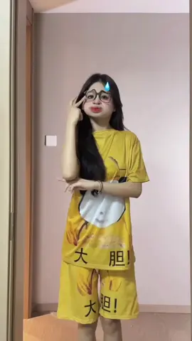 别走 看我给你表演魔术     #开灯关灯丝滑变装 #我要上推荐 #跳舞 #简单易学舞蹈 #热门音乐 #音乐 #loopk87 