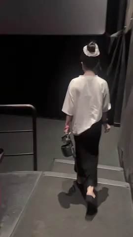 Slow đi trong rạp phim đồ đó 😅  cái túi chưa đóng còn k hay kkk