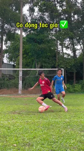 Chỉ cần 1 động tác nhỏ là có thể loại bỏ ngay hậu vệ sau lưng nha#trungtambongdagogoal #gogoalcuchi #bongda #fyp #xuhuong #Soccer #football #gogoal #fypシ 