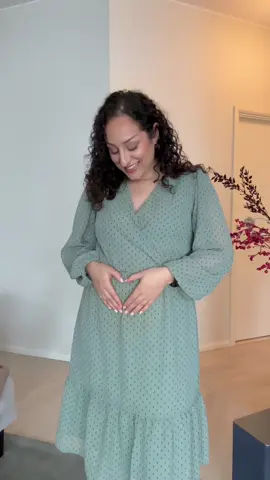 I vårt kök doftar det inte bara av nybakat längre – nu jäser det nämligen ett litet tillskott i min mage också! Snart blir vi fyra vid matbordet. Så tacksam!! 🙏🥹❤️ #gravid #mammalivet #tvåbarnsmamma 