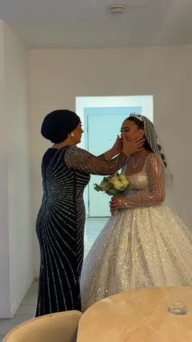 First look mit mama 👰🏽‍♀️🤍 #fypシ #firstlook #annem #keşfet #gelin #damat #inspo #aşk #wedding #dügün 