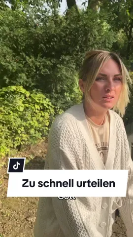 Ein Video, was mir schon so lange im Kopf schwebt. Ist es okay so mit seinen Kindern zu reden? Nein. Passiert es trotzdem mal? Natürlich. Wir sind alles nur Menschen und keine Maschinen. Bei jedem von uns ist die Luft mal raus und man reagiert vielleicht mal emotionaler, als man sollte. Ich finde es nur wichtig über diese Situationen zu sprechen, wenn man wieder etwas mehr Energie hat. Was aber viel schlimmer ist: Menschen Urteilen viel zu schnell. Der Bruchteil einer Situation und schon so viel Meinung und vor allem auch noch das Bedürfnis sie laut auszusprechen.  Wie wäre es an der Stelle mal mit Zuspruch? Vielleicht mit „morgen sieht die Welt schon wieder anders aus“ oder „Ach ich kenne das, du schaffst das“ Ich finde auf Social Media wird so oft vermittelt, dass man immer perfekt sein muss und wenn einem mal ein Fehler passiert, fühlt man sich direkt schlecht, weil man das Gefühl hat,man wäre allein mit solchen Situationen.  Ich würde mir wünschen, dass wenn einer von uns eine Situation mitbekommt in der man deutlich mitbekommt, dass eine Mama gerade einfach überfordert ist, man einfach mal etwas nettes mitgibt, als einen dummen Blick oder einen blöden Spruch. 🙏🏼 #aliciasmumlife #mamaleben #fürdich #foryou #fy #fyp #viral 