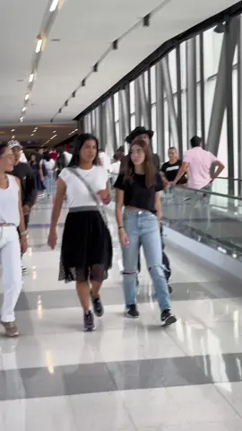 Nuevas formas de enamorar a alguien 🤠🧸🌹. @strager_drug   #regalo #ren #viraltiktok #lindos #comedia #rie #real #bromasreales 