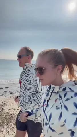 A windy morning beach run in the METARUN® SHIBORI Collection, designed to keep you comfortable in the elements💙 #runtok #Running 