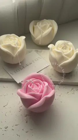 🩷#soywaxcandles #rosecandle #unmoldingcandles #candlesoftiktok #scentedcandles 