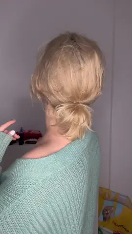 Ich habe diese kleinen Stummelzöpfe gehasst !! Außer du stylst sie messy mit Texturgel und leichter Toupage, dann is irgendwie nice.. #ponytail #shorthairponytail #hairtutorial #shorthairstyles #kurzehaare #hairstyleideas #easyhairstyles 
