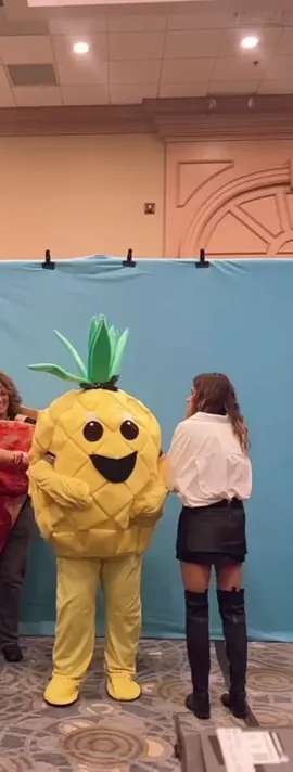 Los italianos odian la pizza con piña... Spampi siendo Spampi odiando a una botarga en forma de piña 🤣🤣🤣🤣🤣#stefaniaspampinato #italian #italianfood 