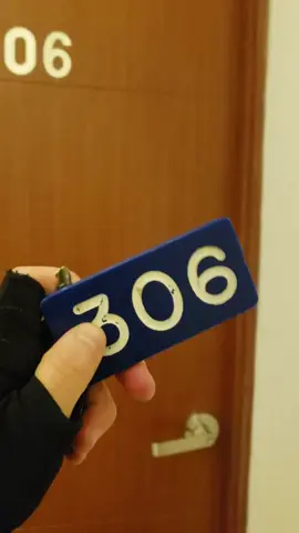 HOTEL GADRI 🩶 Te mostramos está habitación con vista a la calle + Youtube y Netflix por tan solo S/80.00 x 6hrs. ¿Qué estás esperando? Ven y visítanos en Av. Asturias 441 - Urb Mayorazgo ate. Frente a la Volvo - cuadra y medio del óvalo construcctores.  #hotelgadri #hotellima #ate #limaper #parejas
