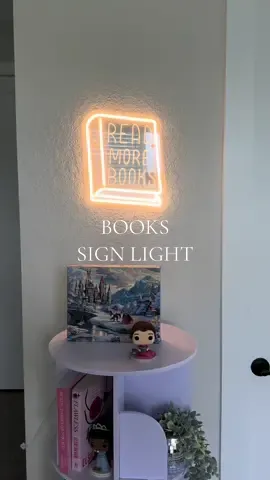 Its so bright and makes this corner look soooo cute now 🫶🏼🥹  #BookTok #book #books #readingcorner #readmorebooks #bookish #readinglight #BookTok 
