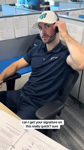 Asking employees for their signature on old pics hahahahh  #trajanwealth #autographs #fyp #trend 