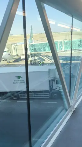 ممر السعادة 🤍#الخطوط_الجوية_العراقية #مطار_بغداد_الدولي #اغاني_عراقيه #CapCut #طيارة✈️🔥 #تصميم_فيديوهات🎶🎤🎬تصميمي🔥 #تصويري_تصميمي #لايكاتكم #تعاليقكم_الحلوة 