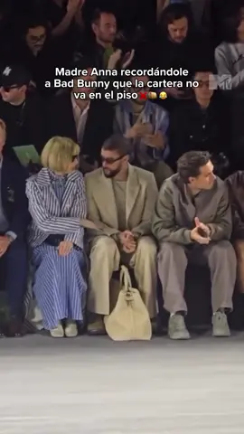 Hasta la mismísima Anna Wintour sabe lo que pasa si dejas el bolso en el piso. 💵🚪👋😵 #MTVCelebsLA #BadBunny #AnnaWintour #Vogue #EntreteNews