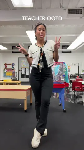 happy monday!!  #fyp #capcut #teacher #kindergarten  #chicago   #kindergartenteacher #fypage #teachersoftiktok  #OOTD #teachertok 