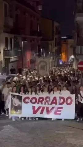 Corradino mio ti ricordi quando stavamo tutti insieme dietro al comune? Chi se lo dimentica più, a te ti si vedeva da lontano,facevi sorridere tutti con i tuoi modi di fare e con il fatto che eri un po’ pazzerello, ci mancherai tantissimo, non ti meritavi tutto ciò sei la persona più buona che potessi mai conoscere,ringrazio a dio di avermi fatto conoscere una persona come te, hai dato il cuore a tutti noi e noi l’abbiamo dato a te.. ti voglio bene angelo mio vola più in alto che puoi, fai sorridere anche agli angeli come hai fatto sorridere a noi….!💔👼🪽 #corradovive #sempreneinostricuori 