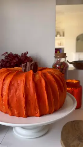 PUMPKIN CAKE! 🎃🎃🎃 #pumpkin #pumpkinseason #pumpkincake #cake #pastry #fyp #foryoupage #pov #perfect #season #ber #bermonth #bermonth #cozy #autumn #autumnvibes #autumnaesthetic #autumnfalls #cozyweather #bake #spookytreats 