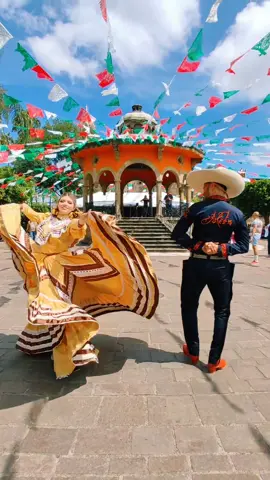 El Son de la Negra.. Desde el Hermoso Pueblo Mágico de Tlaquepaque Jalisco 🇲🇽 . . #septiembremesdelapatria #jalisco #charro #mariachi #septiembremesdemexico #folklor #waitforit #viralmexico #danzafolkloricamexicana #danzafolklorica 