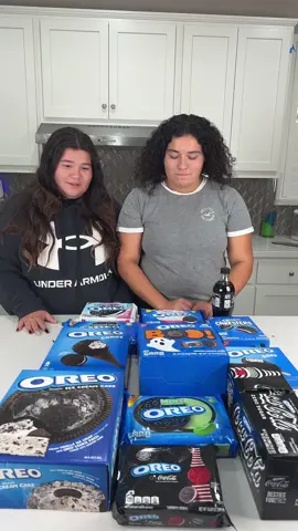 Oreo grab challenge #oreo #oreocookies #oreococacola #cocacolaoreo #familygames #familygamenight 