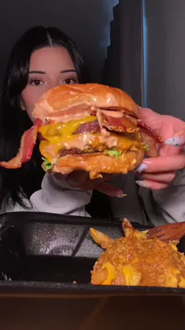Bacon cheeseburger and chili cheese fries 🍟 #eatwithme #Foodie #letseat #slaters #mukbang #food 