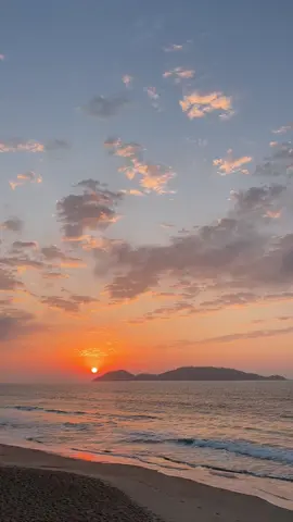 O nascer do sol na praia >>> #campeche #floripa #florianopolis #santacatarina #praia #mar #morarnapraia #ilhadamagia 