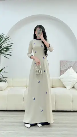 Mã best seller được các chị ủng hộ thời gian gần đây ạ, áo dài thêu lắc tay cúc hoạ mi phối cổ cực xinh và lạ, tông màu be k lo bị lộ khuyết điểm đâu các chị yêu ơiii #aodaitaythitheu #aodaitaythi #aodaithietke #aodaididay #aodaicuoi 