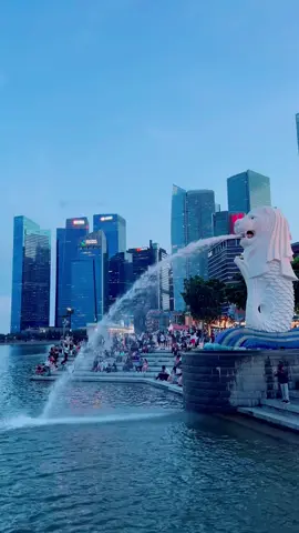 Merlion Park merupakan tempat yang sangat ikonik bagi wisatawan. Banyak yang menganggap belum lengkap ke Negeri Singa apabila belum mengunjungi patung ini. Patung dengan tinggi 8,6 meter ini juga merupakan logo Singapura. Jangan lupa untuk berfoto saat mengunjungi patung ini. Merlion Park ini berada di 1 Fullerton Rd, Singapore 049213, dan dibuka selama 24 jam.  #singapore #singaporetiktok #singaporeairlines #merlion #merlionpark #marinabaysands #aceh #changiairport #airport #kapalterbang #travel #flypシ #flyyyyyyyyyyyyy #flyp #fly #hawaritravel #hawariofficial #indonesia 