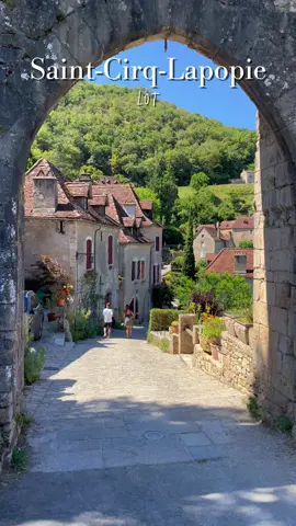 Saint-Cirq-Lapopie  (46330) Lot France 🇫🇷  C’est un village médiéval perché sur une falaise surplombant la rivière Lot, dans le sud-ouest de la France. Classé parmi les plus beaux villages de France, il est réputé pour ses ruelles pittoresques, ses maisons en pierre à colombages et ses panoramas spectaculaires. Ce lieu a également attiré des artistes et écrivains, notamment André Breton, qui y a trouvé une grande inspiration. #saintcirqlapopie #lot #occitanie #france #quercy #gramat #plusbeauxvillagesdefrance #lesplusbeauxvillagesdefrance #villagemedieval #village #beautiful #Love #french #frenchhouse #photography #art #instagramable #nice #petitcoindefrance #francia #frankreich 