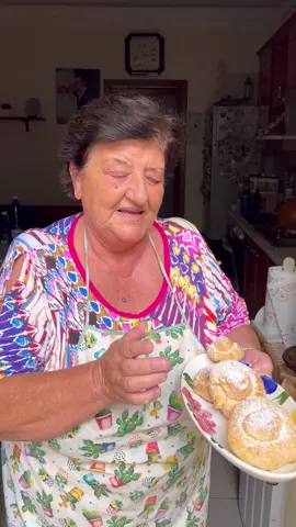 Le brioche col tuppo di Zia Teresa #ziateresa #brioche #ricettedolci #dolcifattiincasa