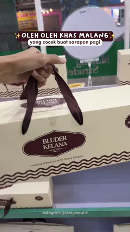 BLUDER KELANA salah satu roti favorit aku, apalagi yang varian lotus pliiss kalian wajib cobain!! 😭🫵🏻 @Bluder kelana adalah oleh oleh khas Malang yang bisa kalian beli di seluruh outlet Malang Strudel yaaahh Harga per pcs 11ribu, saran aku mending beli yang paket hampers aja 10 pcs bisa mix varian rasa. Ada 6 rasa lotus, raisin, chesee, chocolate, original dan varian terbarunya choco crunchy ✨ #kulinermalang #malangfoodies #kulinermalangmurah #infomalang #kulinermalangraya #malanghits #jajanmalang #oleholehmalang #oleholehmalangmurah #bluderkelana #bluderkelanamalang 