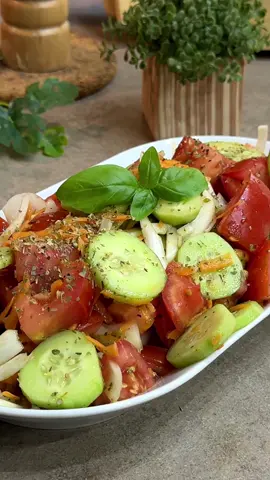 Insalata estiva fresca leggera e sfiziosa Ingredienti per 4 persone 4 pomodori ramati 2 cetrioli grossi 2-3 carote grosse 1 cipolla grossa 10-12 capperi sotto sale 1/2 bicchiere di aceto di vino bianco Olio evo q.b. Sale q.b. Pepe nero q.b. #insalata 