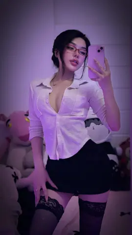 Cô ta giỏi toán nên biết tính anh. Còn em chuyên văn nên chỉ biết trả bài 🐰