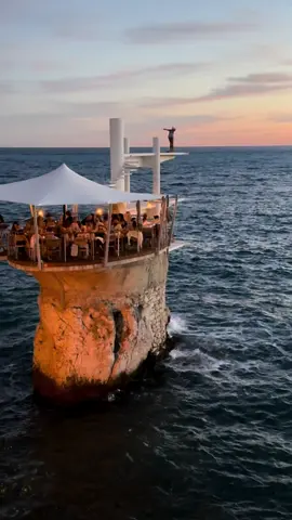 A romantic restaurant overlooking the Mediterranean sea❤️ #leplongeoir #nicefrance #cotedazur #france #france🇫🇷 #travel #voyage #traveltiktok #europetravel #foryou #fyp #romantic #restaurant #ilovenice #travelphotography 