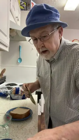 Cooking with Old Man Steve #fypシ #foryou #foryoupage #fyp #oldmansteve #tiktok #goodmorning #cooking #breakfast 