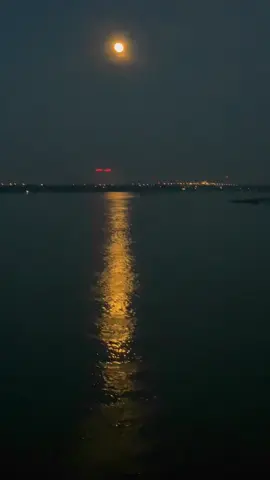 Đi qua cầu thấy ai cũng giơ máy lên, hoá ra là mọi người chụp cảnh này 🥹  Cảnh này phải ngắm tận mắt mới đã mới đỉnh nóc kịch trần bay phấp phới mọi người ơiii, chứ điện thoại tôi cùi ko thu hết được sự đỉnh của siêu trăng rằm tháng 8 🥹🥹🥹