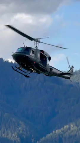 Enjoy the sound of this Agusta Bell-212 #airpower #zeltweg #österreich🇦🇹 #airshow #display #steiermark #aviation #pilot #helicopter #airforce #hubschrauber #airforce #bell #huey #sound #bundesheer 