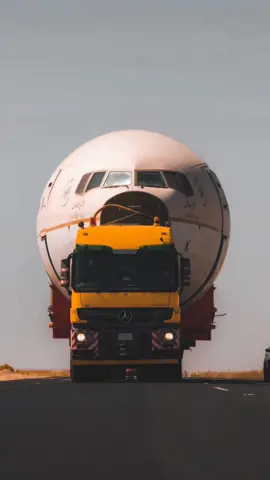 Pakistani truck drivers transporting three retired Saudi Airlines planes from #Jeddah to #Riyadh. Credit: Saudi Media. #pakistan #pakistanitruck #foryou #foryoupage #fyp #trendingvideo #viral #trending #saudiarabia #saudi_tiktok #saudiairlines #riyadh🇸🇦 #jeddah🇸🇦 #jeddah #truckdriver #abandoned 