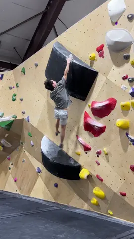 “That was almost really bad…” I’m always amazed at how Noah manages to land the craziest falls. Go to stories to see more of his attempts on this sick boulder! He got the mantle part easy-peasy but the blind last move was a challenge. It’s a great example of a boulder that challenges to multiple body types. Taller folks tend to struggle with the first few moves.  But the shorter you are, the bigger the jump to the last hold is! #Climber, #climbing, #climbinggym, #boulderinggym, #bouldering 
