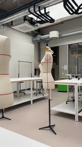 Un mal de tête pas possible les gars alors qu’on est même pas encore mercredi 😭  #pourtoi #fyp #ecoledemode #etudiantenmode #ifm #mode #paris #fashion #fashionschool #fashiontiktok #fashionstudent 