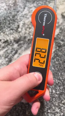 Dig no more, this digital meat thermometer has a magnet‼️🙌🏽 #digitalmeatthermometer #meatthermometer #thermometer #thermopro #temperature #tempfood #foodtemp #magneticthermometer #KitchenHacks #kitchenhack #kitchengadgets #VaiQueÉSua 