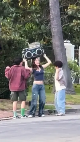 Es más fuerte su amistad 👏🏻: Emme y Fin, antes llamada Seraphine, demostraron que el divorcio de sus papás no afecta la relación que construyeron en los últimos años. Los hijos de Ben Affleck y JLo fueron captados en Brentwood pasándola increíble.  (Video: Grosby Group) #benaffleck #jlo #jenniferlopez #emmemuniz 