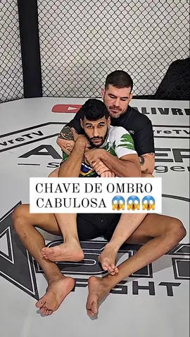 Se liga nessa chave de ombro cabulosa, partindo das costas! 😱 Salva esse vídeo, pra você consultar sempre que precisar! Oss 🔥 Posição do nosso mestre: @brigadeiromma