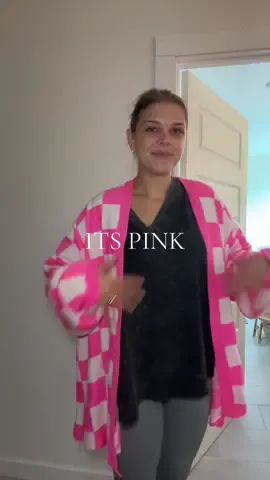 They now have it in pink! #cardigan #checkered #fallfashion #falloutfit #fallfinds #pink #pinkoutfit 