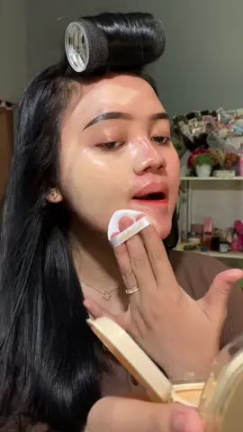Foundi balm bnb ni worth it bgt aslii, isinya bwanyaaaaak juga, sbnrnya lebih hemat pake foundi balm itungannya dibanding cushion 🙂‍↕️ 