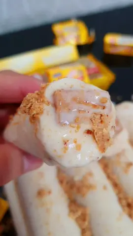 Já salva essa receitinha de Geladinho Gourmet de Paçoca 🤤💙 Ingredientes  700ml de leite 1 caixa de leite condensado  1/2 xícara de leite em pó  1 colher de sopa de liga neutra  6 Paçocas  Clique no link da bio e comece a criar Geladinhos Gourmet para enfrentar o calor e aprimorar suas habilidades culinárias com meu curso completo.  #geladinhogourmet  #gelinhogourmet  #geladinhocremoso  #flaugourmet  #laranjinhagourmet  #chupchupgourmet  #paçoca  #geladinhofit #geladinhodetox #geladinhosbrasil
