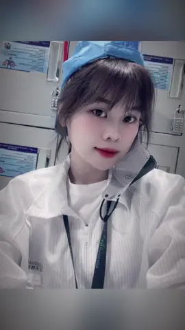 Thế giới có 2 nửa: Nửa muốn về nhà, nửa muốn bôn ba 😌#fypシ゚ #côcongnhanchamchi🥰 