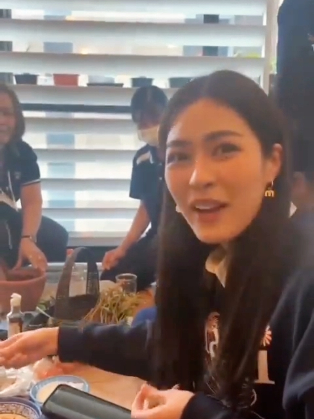 หน้าคนที่มีความสุขที่ได้กินส้มตำอ่ะนะผู้บ่าวแทร่ๆ  #linglingkwong  #หลิงหลิงคอง  #หลิงออม 